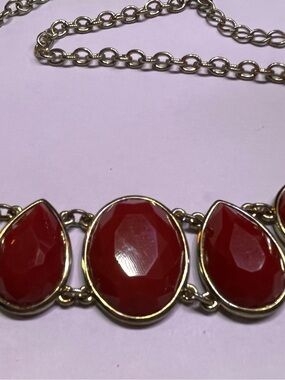 Raspberry Gold Tone Necklace Red Faceted Teardrop & Oval Stones Fashion 
Gold